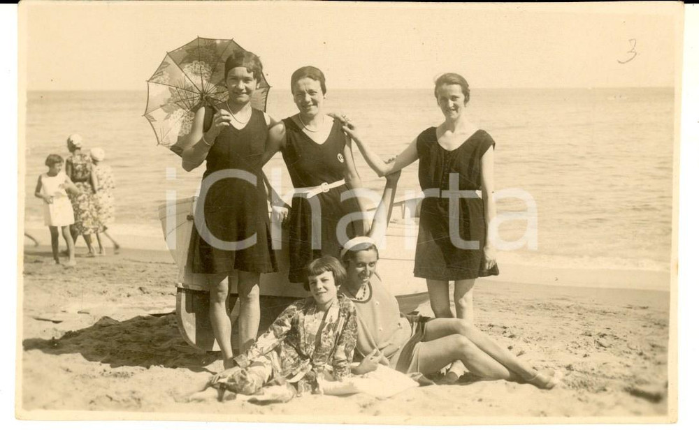 Fotografia d epoca originale 1930 ca SAVONA Ritratto di donne in spiaggia  Foto VINTAGE Arturo PORTA 1