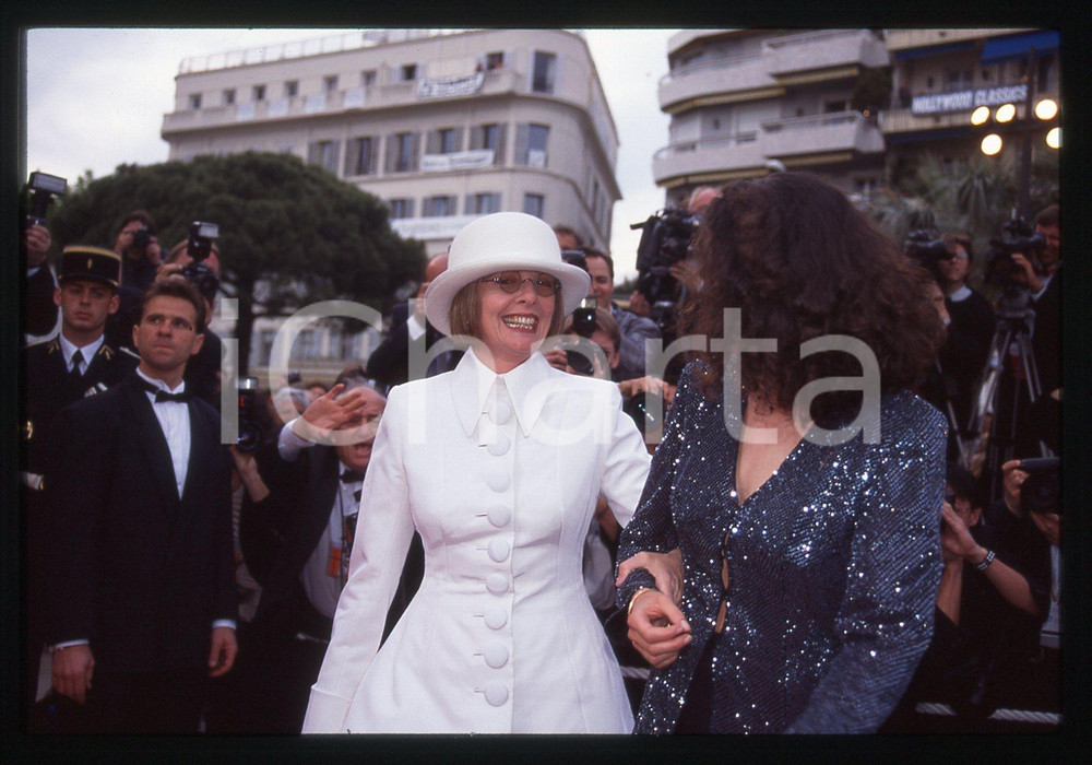 35mm vintage slide* 1995 CANNES - Diane KEATON Arrivo al Festival (1)  Diapositiva d'epoca, in formato 35 mm. CONDIZIONI: GOOD  Tutti i diritti riservati.E' severamente vietata la riproduzione. ICharta mette in vendita, sul negozio eBay e in esclusiva sul sito "icharta" il proprio archivio composto da numerose diapositive e negativi fotografici d'epoca, tutti originali e autentici, che attraversano la storia del costume italiano tra gli la fine degli anni Sessanta e Novanta.Si tratta di uno sguardo inedito sull'attualit&agrave;, la politica, la vita quotidiana, il gossip e la cultura, che fotografa il cambiamento della nazione in quest'ultimo scorcio del XX secolo. Un'occasione unica per il mercato del collezionismo, che vede finalmente disponibile un archivio eccezionale per vastit&agrave;, tematiche e condizioni, in un settore (il negativo fotografico e la diapositiva) di assoluta novit&agrave; e dalle interessanti prospettive di investimento.  originale e autentica 1