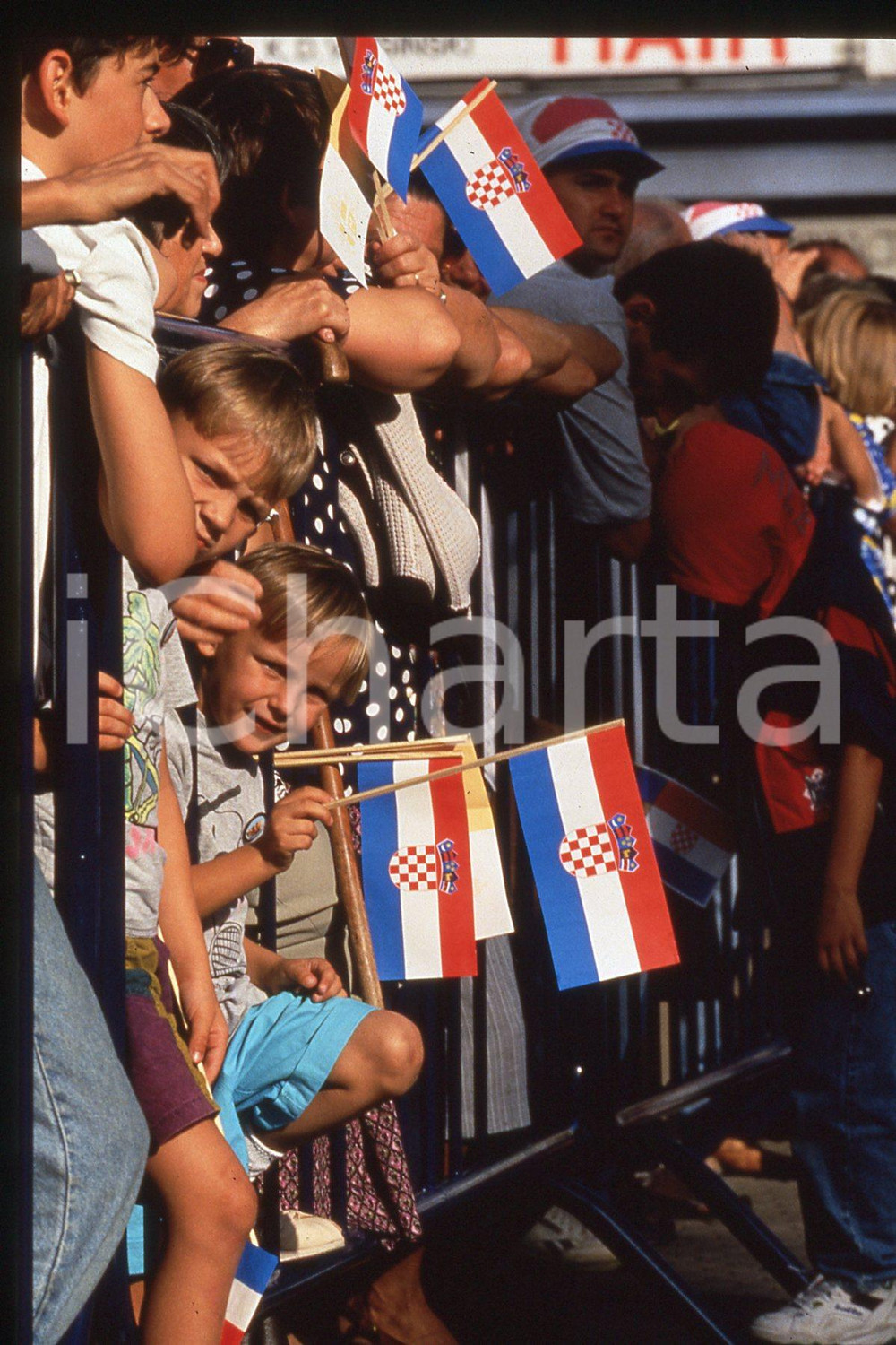 35mm vintage slide*1994 Zagreb, Hippodrome, Giovanni Paolo II, the mass, people  Diapositiva d'epoca, in formato 35 mm.CONDIZIONI: GOODE' severamente vietata la riproduzione. Tutti i diritti sono riservati.Nella diapositiva ICharta mette in vendita, sul negozio eBay e in esclusiva sul sito "icharta" il proprio archivio composto da numerose diapositive e negativi fotografici d'epoca, tutti originali e autentici, che attraversano la storia del costume italiano tra gli la fine degli anni Sessanta e Novanta.Si tratta di uno sguardo inedito sull'attualit&agrave;, la politica, la vita quotidiana, il gossip e la cultura, che fotografa il cambiamento della nazione in quest'ultimo scorcio del XX secolo. Un'occasione unica per il mercato del collezionismo, che vede finalmente disponibile un archivio eccezionale per vastit&agrave;, tematiche e condizioni, in un settore (il negativo fotografico e la diapositiva) di assoluta novit&agrave; e dalle interessanti prospettive di investimento.  FAIR/discreto   originale e autentica 1