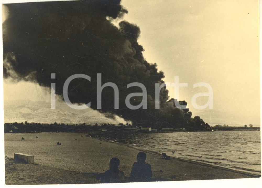 1955 USUMBURA (BURUNDI) Incendio lungo il lago - Foto 14x10 cm  Fotografia d'epoca.FOTOGRAFO: Photo Neu - Usumbura GOOD/buono margini rifilati Formato: 14x10 cm originale e autentica 1