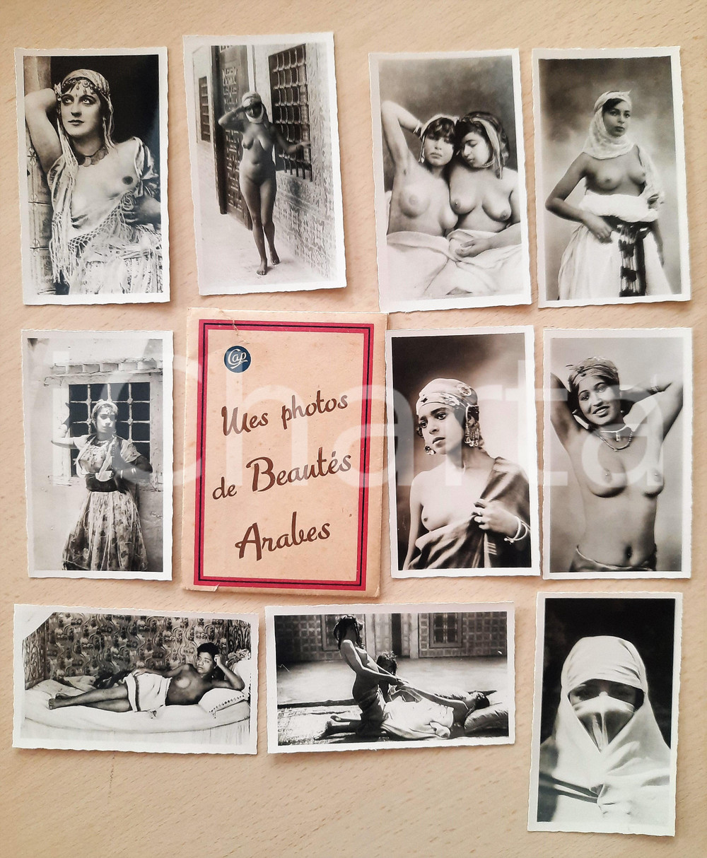1940 ca VINTAGE EROTIC Mes photos de beautés arabes - 10 photos ETHNIC NUDE RARE  Lotto di 10 fotografie seriali d'epoca, con custodia originale. GOOD/buono ma piccolo strappo alla copertina in carta Formato: 6x11 cm (ogni fotografia) originale e autentica 1