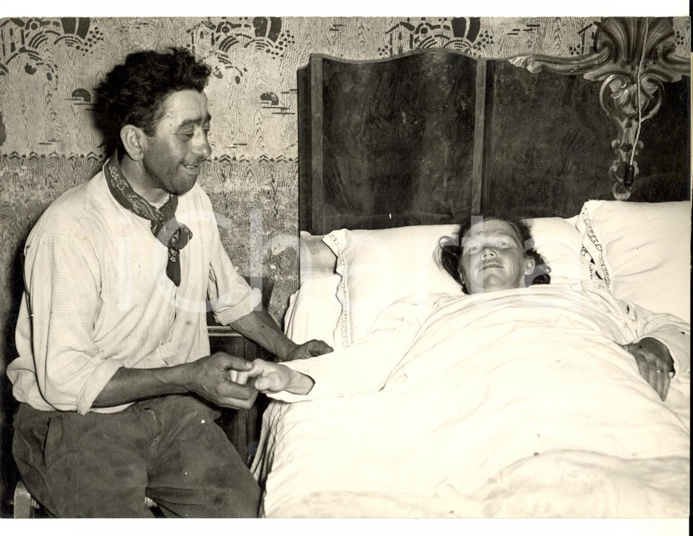 Fotografia d epoca originale 1954 MONCRIVELLO VC Contadina partorisce quattro bambini in cascina Foto 1