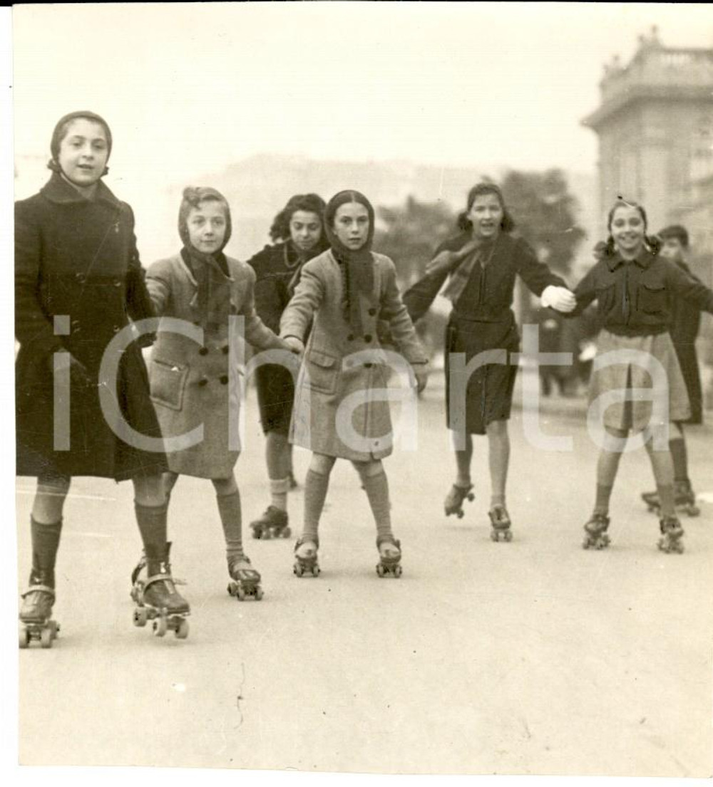 Fotografia d epoca originale 1938 MILANO CITTA  STUDI Ragazze si allenano nel PATTINAGGIO A ROTELLE 10x11 cm 1