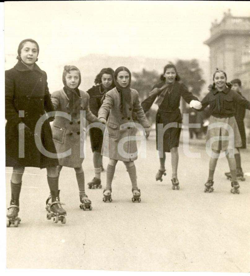 Fotografia d epoca originale 1938 MILANO CITTA  STUDI Ragazze si allenano nel PATTINAGGIO A ROTELLE 10x11 cm 1