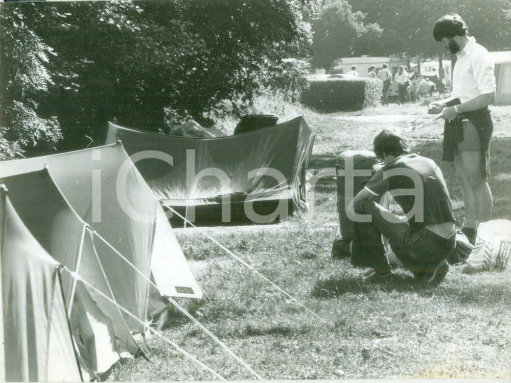 Fotografia d epoca originale 1981 HORBOURGWIHR FRANCE Campeggiatori preparano le tende Fotografia 1