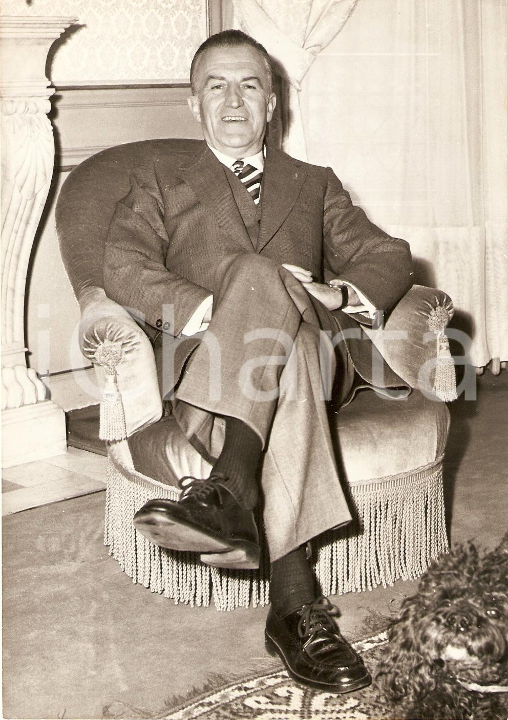 Fotografia d epoca originale 1974 FRANCE Jean CAZENEUVE candidat Presidence TF1 Portrait with dog Photo 1