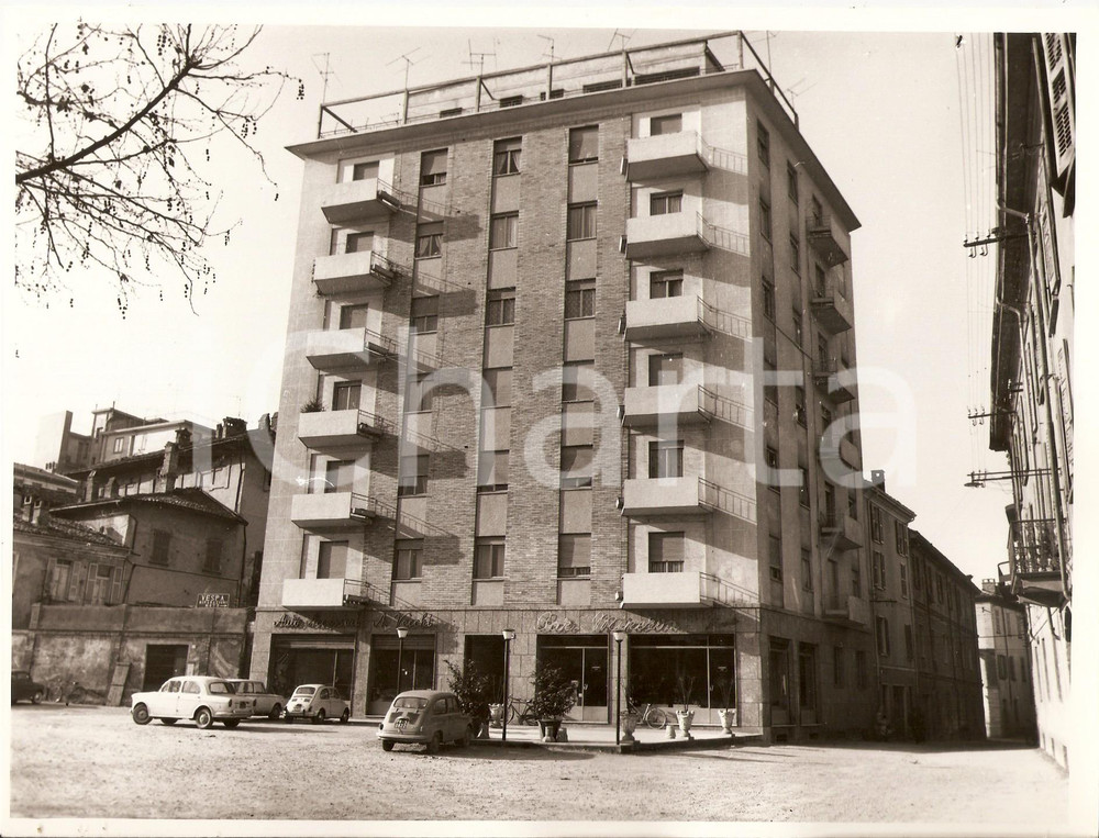 Fotografia d epoca originale 1975 ca VOGHERA Bar Minerva  Officina VECCHI riparazione Vespe PIAGGIO Foto 1