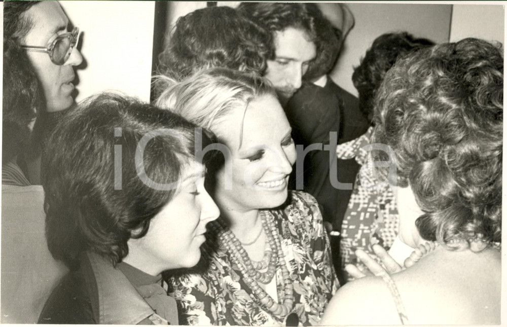 1970 ca COSTUME ITALIA Gabriella FERRI dopo un concerto - Foto 30x20 cm