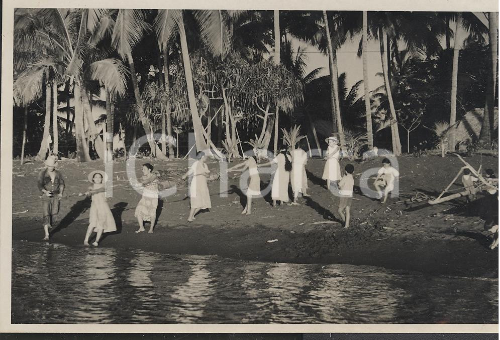 Fotografia d epoca originale 1937 MOOREA Polinesia Francese Pescatori al lavoro  REAL PHOTO cm 13,5 x 8,5 1