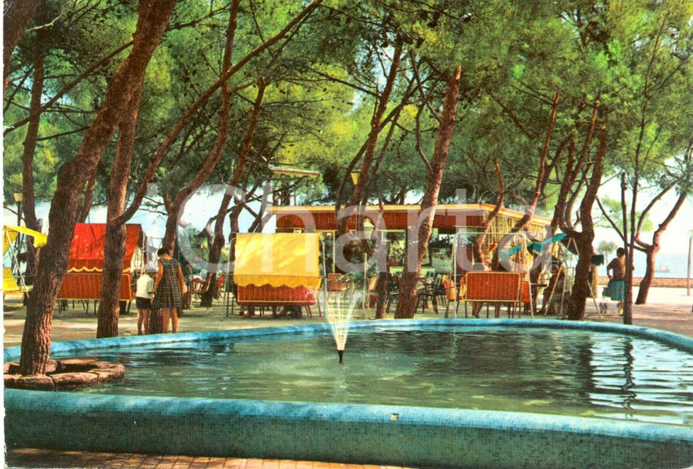 Cartolina originale da collezione 1965 LOANO (SV) Pineta - La fontana e il bar *Cartolina ANIMATA VINTAGE FG VG 1