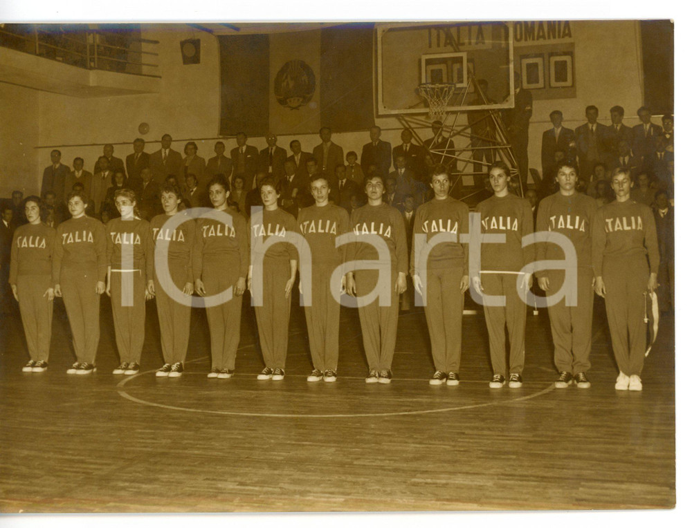 1957 TORINO BASKET Femminile - ITALIA-UNGHERIA La nazionale italiana *Foto 18x13 Fotografia d'epoca con didascalia coeva.  CONDIZIONI: FAIR (alone diffuso) FORMATO: 18x13 cm     originale e autentica 1