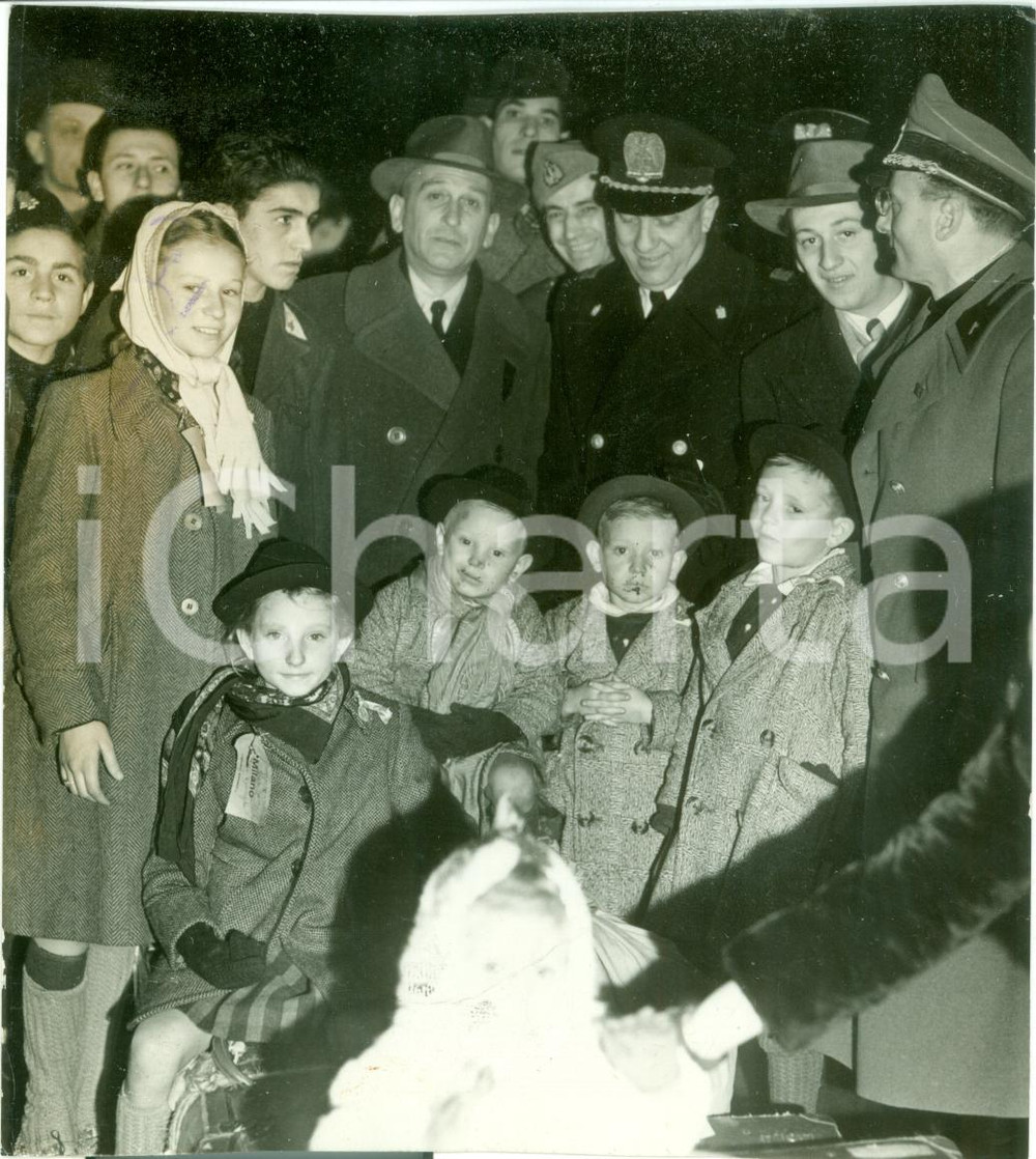 Fotografia d epoca originale 1943 MILANO WWII Ritorno connazionali da AFRICA ORIENTALE Fotografia 1