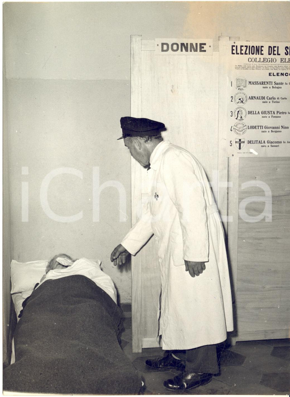 1953 MILANO Elezioni politiche - Un malato in lettiga alle urne - Foto 13x18