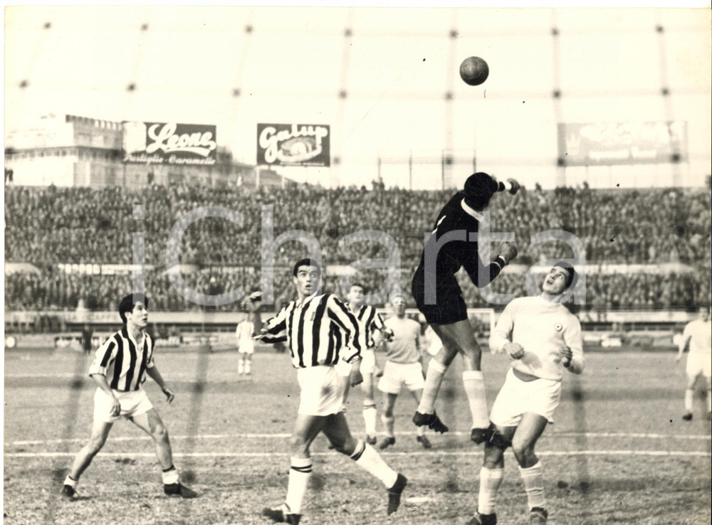 1959 TORINO CALCIO JUVENTUS-LAZIO 6-1 Respinta di Roberto LOVATI - Foto 24x18  Fotografia d'epoca, con didascalia coeva al verso.  CONDIZIONI: G (ma lieve sovraimpressione)FORMATO: 24x18 cm    originale e autentica 1