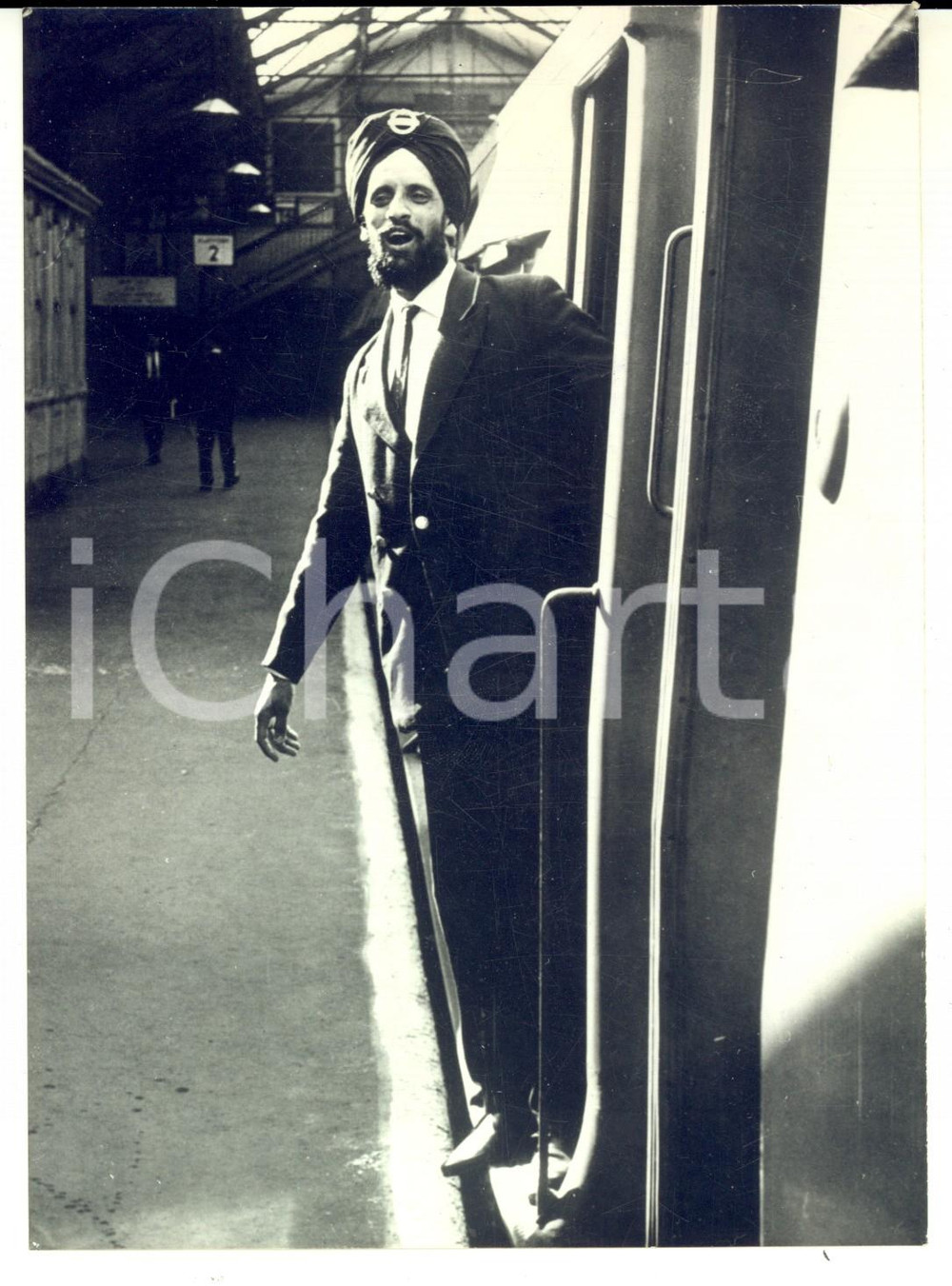 Fotografia d epoca originale 1964 LONDON VICTORIA STATION Un ferroviere indiano in visita per studio Foto 1