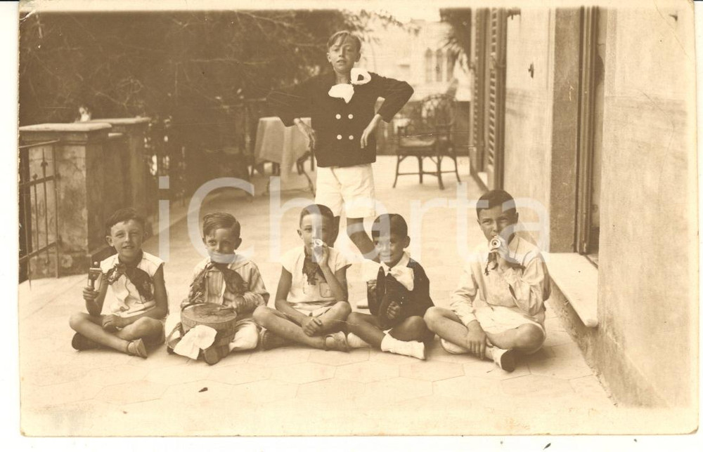 1931 GAGGIOLO (VA) Bambini con strumenti musicali - Ritratto - Foto 14x9 cm  Fotografia d'epoca, in formato cartolina postale, viaggiata (firma G. Cazzaniga).CONDIZIONI: F (piegature angolari)FORMATO: 14x9 cm    originale e autentica 1