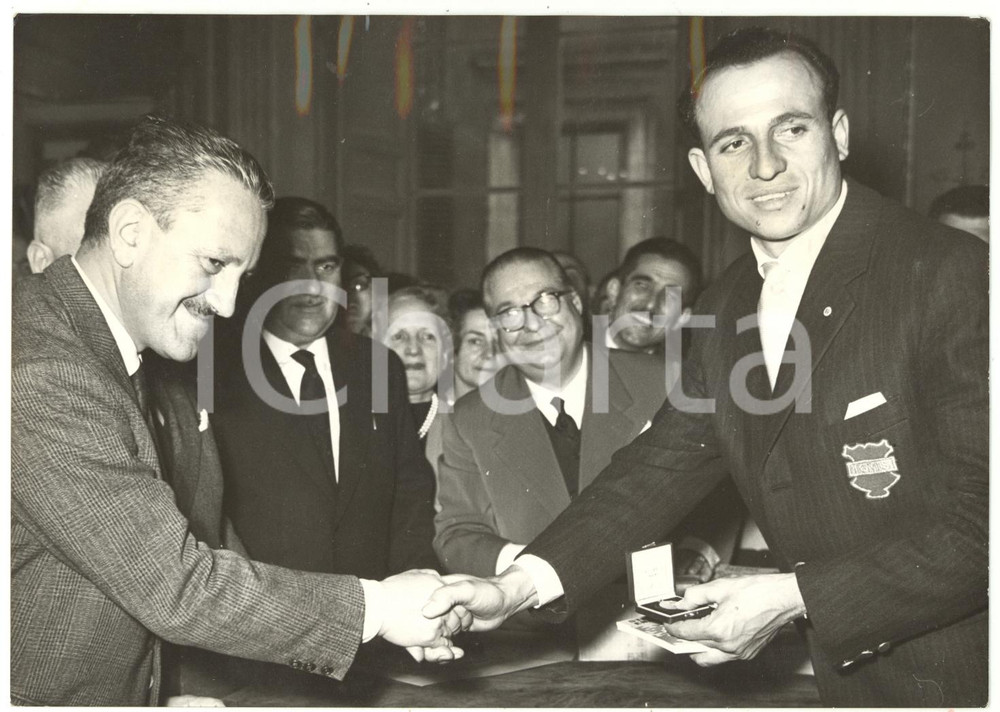 1959 ROMA CICLISMO Premiazione G.S. IGNIS - Vincenzo FIRMI con Ercole BALDINI