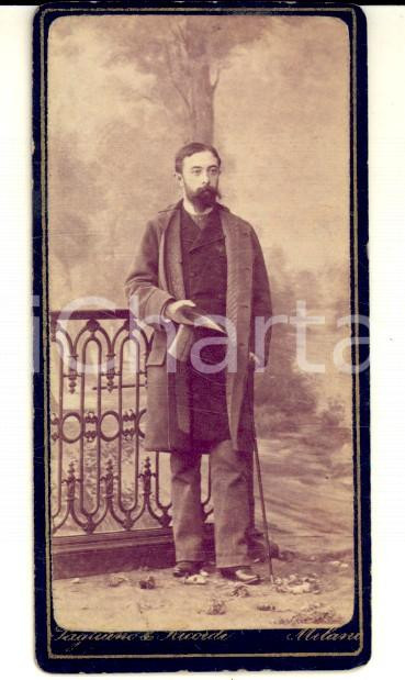 Fotografia d epoca originale 1890 ca MILANO Ritratto maschile con cilindro e bastone PAGLIANO E RICORDI 5x7 1