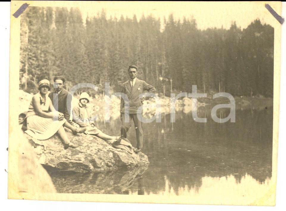 Fotografia d epoca originale 1927 LAGO DI CAREZZA BZ Turisti in posa sul lago Foto VINTAGE 11x9 cm 1