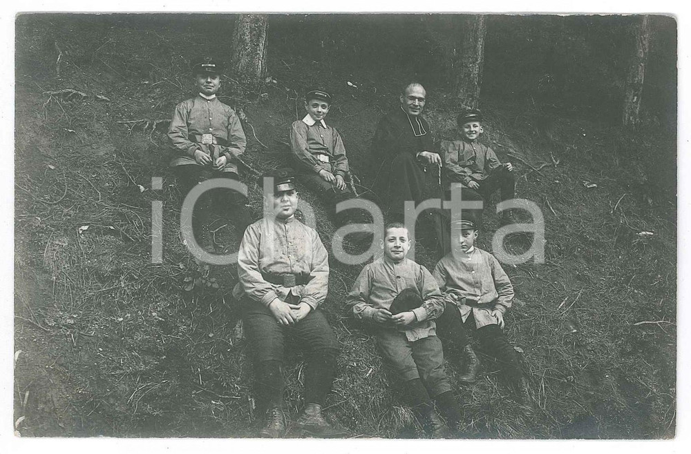 Fotografia d epoca originale 1920 ca COSTUME Sacerdote e bambini di un collegio in gita Foto anonima 14x9 cm 1