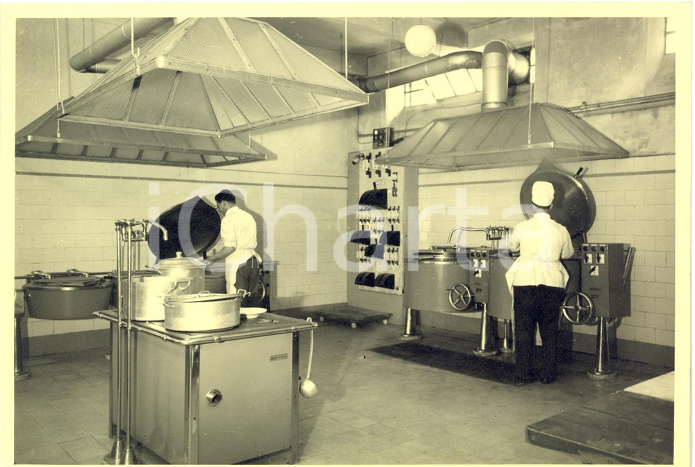 Fotografia d epoca originale 1938 CUNEO Cucina di una mensa con cuochi al lavoro Foto SCOFFONE 1
