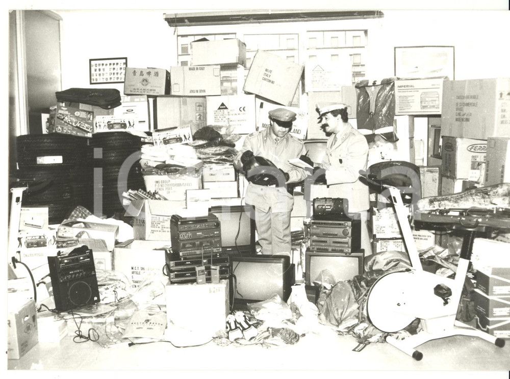 Fotografia d epoca originale 1990 ca GENOVA Sequestro di radio e televisori rubati Foto VINTAGE 18x13 cm 1