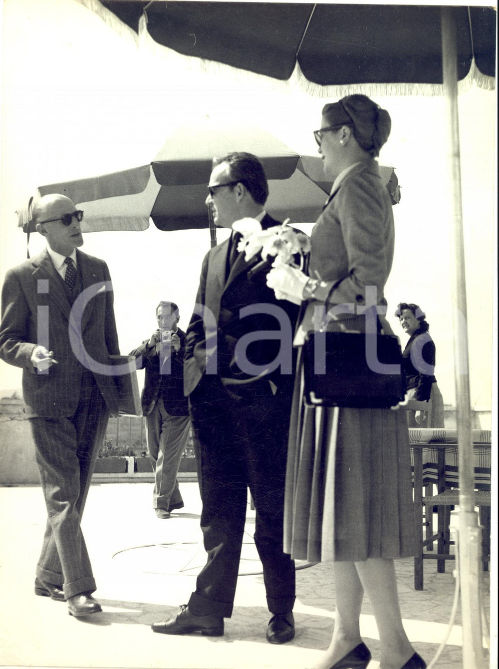 1957 TOSCANA Ranieri e Grace di Monaco in terrazza durante il viaggio verso Roma  Fotografia d'epoca con didascalia coeva al verso.   CONDIZIONI: G (ma lievi piegature) FORMATO: 18x24 cm     originale e autentica 1