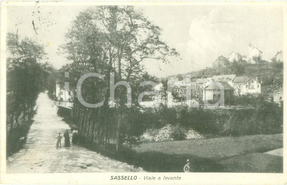 Cartolina originale da collezione 1928 SASSELLO (SV) Donne a passeggio sul viale a levante *Cartolina FP VG 1