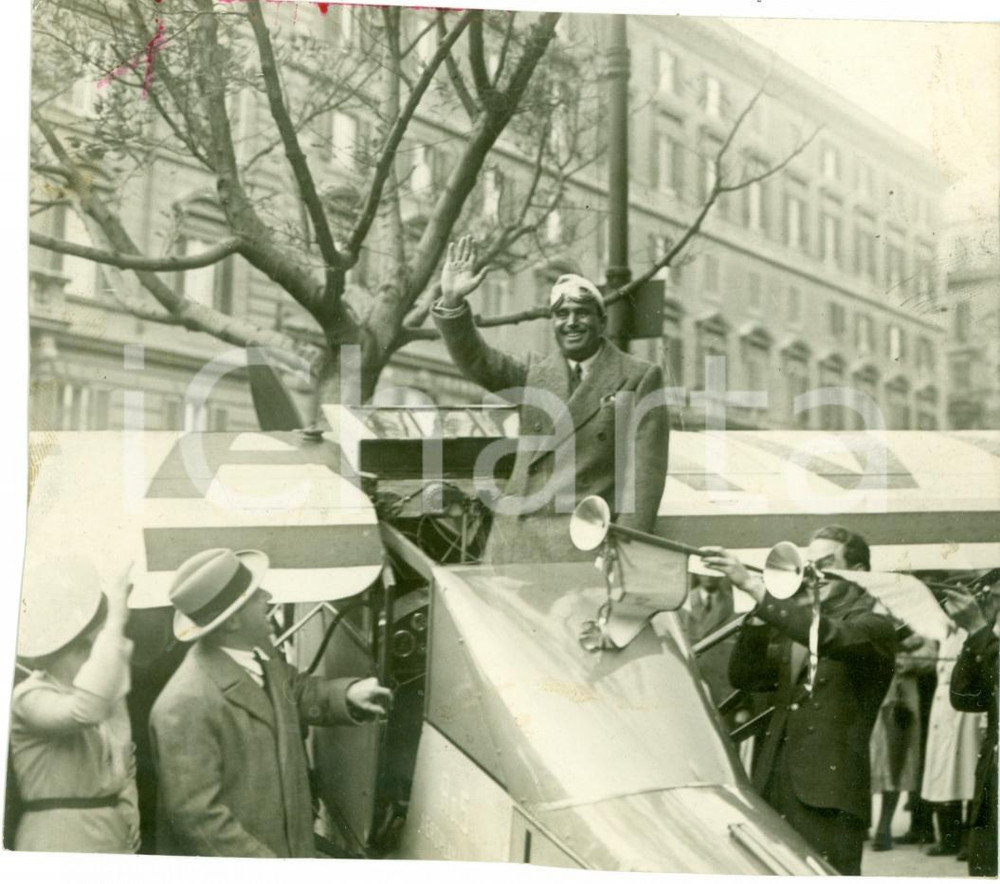 Fotografia d epoca originale 1930 ca ROMA Attore Douglas FAIRBANKS in aereo per VIA VENETO Fotografia 1