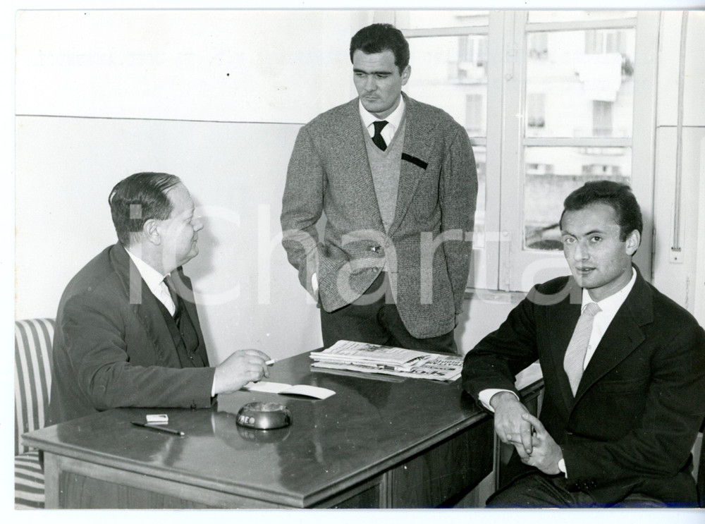 1955 ca NAPOLI CALCIO Elia GRECO e Cesare FRANCHINI con il dott. AMMENDOLA *Foto Fotografia d'epoca con didascalia coeva al verso. CONDIZIONI: GFORMATO: 18x13 cm     originale e autentica 1