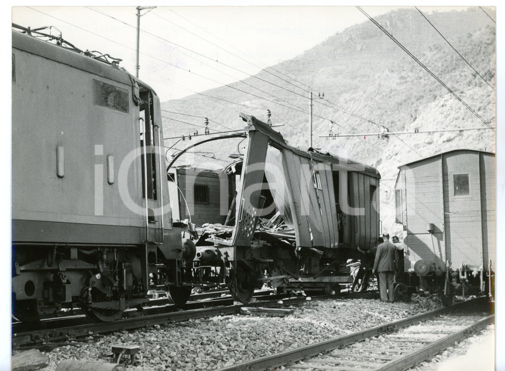 1953 FRAMURA Linea GENOVA-LA SPEZIA Disastro ferroviario - Treno merci distrutto Fotografia d'epoca, con didascalia coeva al verso. CONDIZIONI: GFORMATO: 24x18 cm     originale e autentica 1