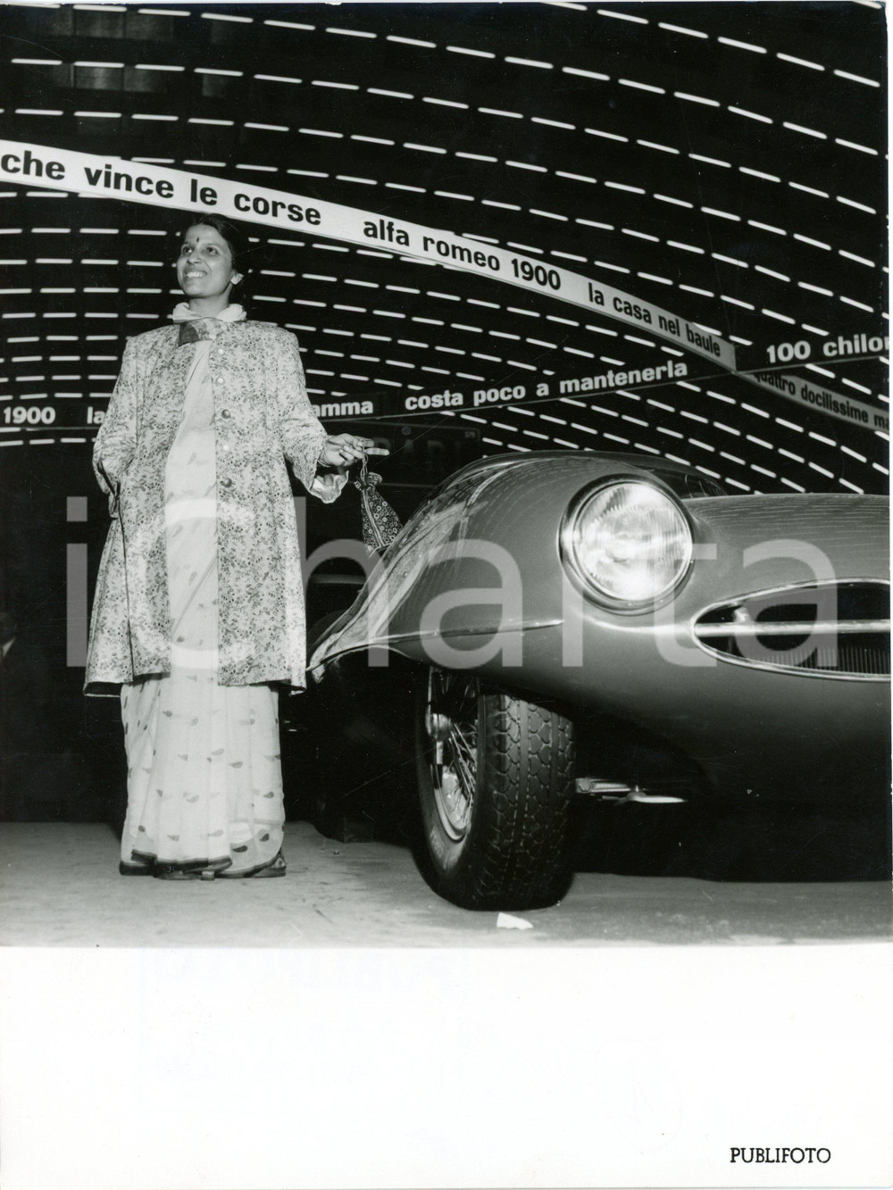 1953 TORINO Salone dell'Auto - Donna indiana con ALFA ROMEO 1900 "Disco Volante"