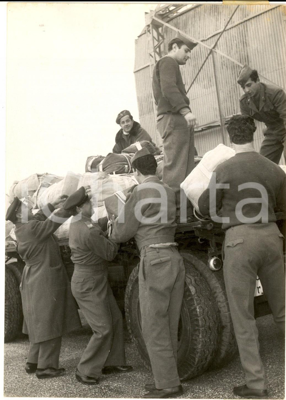 Fotografia d epoca originale 1956 CATANIA FONTANAROSSA  Arrivo dei viveri per i paesi isolati dalla neve 1