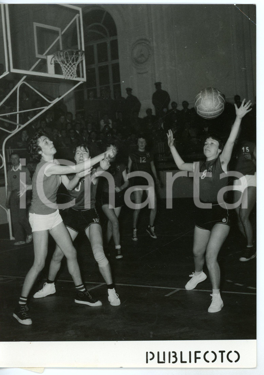 1954 NAPOLI BASKET Femminile - ITALIA-BELGIO 51-50 Una fase della partita *Foto