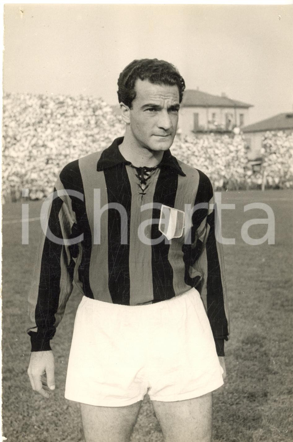 1960 ca CALCIO SERIE A MILAN Ritratto di Enresto GRILLO *Fotografia 13x18 cm Fotografia d'epoca.  CONDIZIONI: poor (piccoli fori di affissione; margine malamente rifilato a sinistra)FORMATO: 13x18 cm     originale e autentica 1