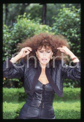 35mm vintage slide* 1990 ca CINEMA Luisa KULIOK Actress (58)  Diapositiva d'epoca, in formato 35 mm.CONDIZIONI: GOODE' severamente vietata la riproduzione. Tutti i diritti sono riservati.Nella diapositiva ICharta mette in vendita, sul negozio eBay e in esclusiva sul sito "icharta" il proprio archivio composto da numerose diapositive e negativi fotografici d'epoca, tutti originali e autentici, che attraversano la storia del costume italiano tra gli la fine degli anni Sessanta e Novanta.Si tratta di uno sguardo inedito sull'attualit&agrave;, la politica, la vita quotidiana, il gossip e la cultura, che fotografa il cambiamento della nazione in quest'ultimo scorcio del XX secolo. Un'occasione unica per il mercato del collezionismo, che vede finalmente disponibile un archivio eccezionale per vastit&agrave;, tematiche e condizioni, in un settore (il negativo fotografico e la diapositiva) di assoluta novit&agrave; e dalle interessanti prospettive di investimento.  GOOD/buono   originale e autentica 1