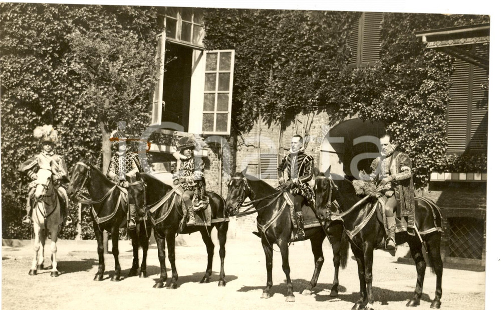 Fotografia d epoca originale 1928 TORINO CAROSELLO STORICO Partecipanti posano in cortile Fotografia 1