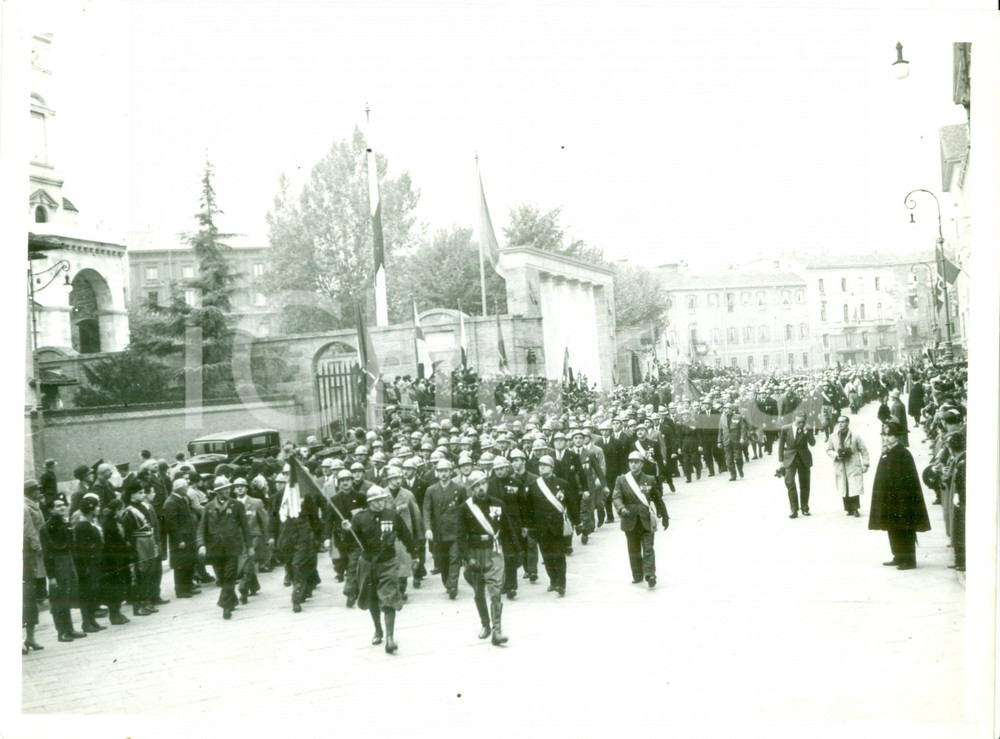 Fotografia d epoca originale 1935 MILANO SANT AMBROGIO Sfilata dei combattenti per Annuale Vittoria Foto 1