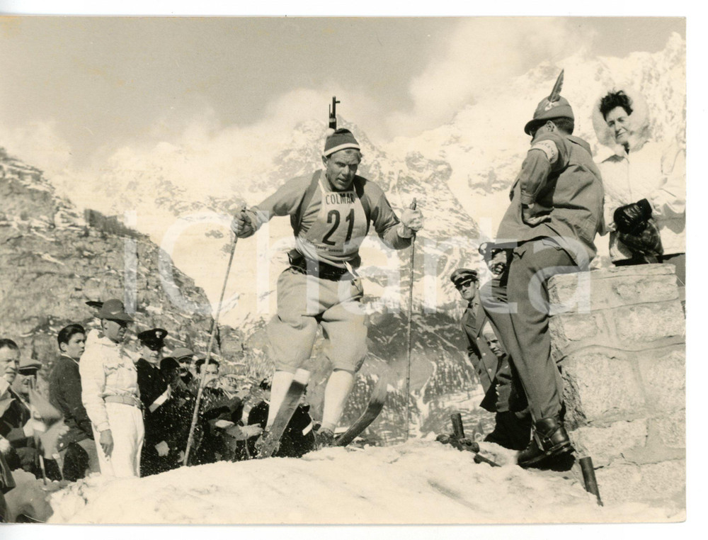 1959 COURMAYEUR Mondiali di BIATHLON - Dmitri SOKOLOV sugli sci da fondo *Foto Fotografia d'epoca con didascalia coeva.  CONDIZIONI: G FORMATO: 18x13 cm     originale e autentica 1