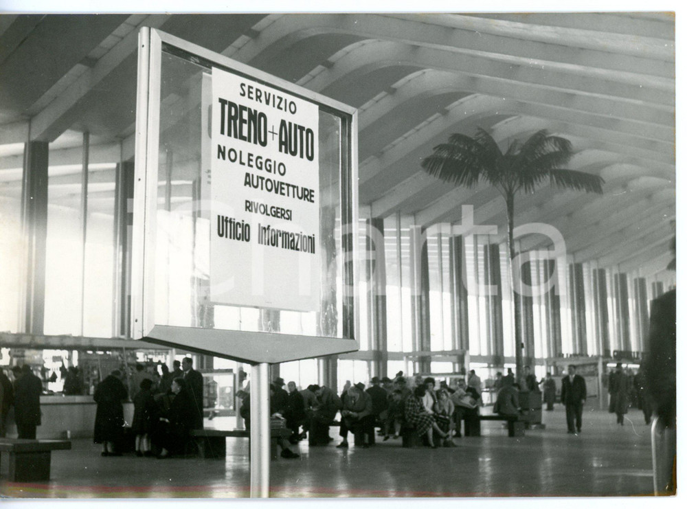 1958 ROMA FFSS Stazione TERMINI Cartellone pubblicitario servizio autonoleggio Fotografia d'epoca con didascalia coeva al verso. CONDIZIONI: GFORMATO: 18x13 cm     originale e autentica 1