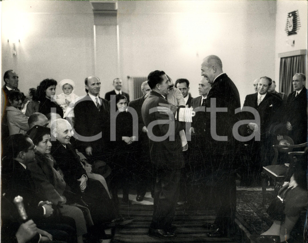 Fotografia d epoca originale 1960 ca ATENE Paolo di GRECIA accoglie i cittadini Fotografia 27x21 cm 1
