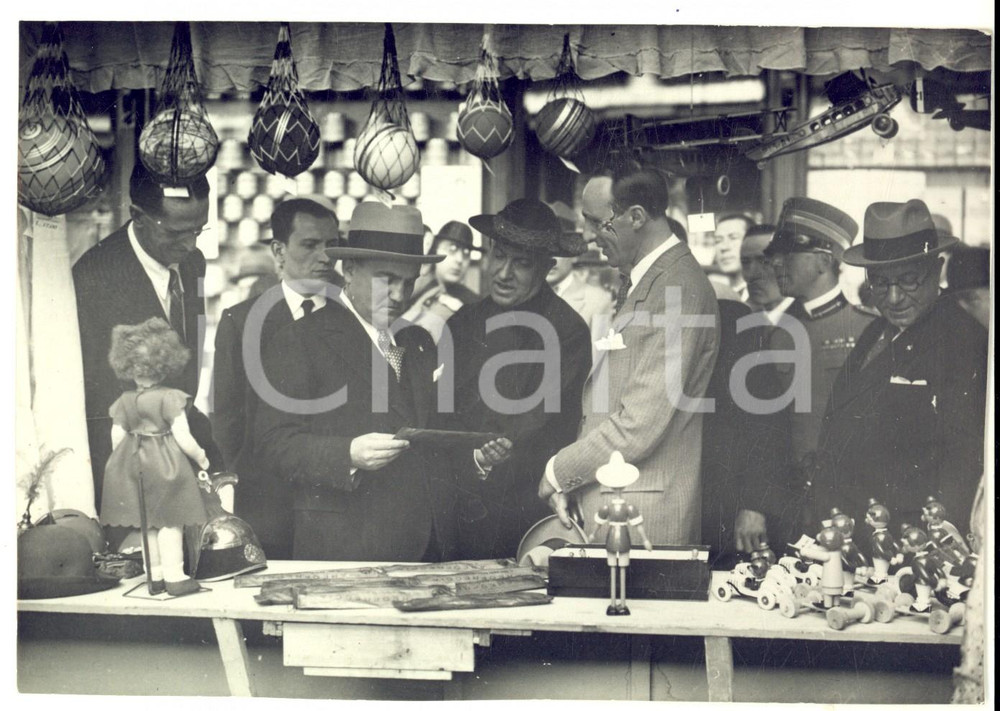 Fotografia d epoca originale 1932 MILANO Mostra del Giocattolo  Autorità  civili e religiose in visita Foto 1