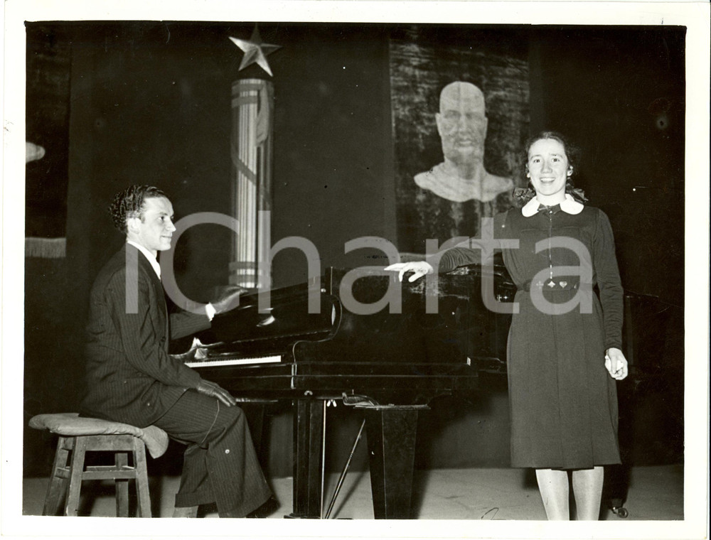 Fotografia d epoca originale 1938 MILANO Dopolavoro Gruppo BATTISTI Una giovane concorrente della gara canto 1