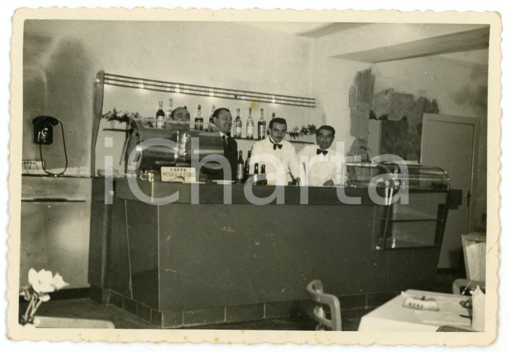 1950 PAVIA Ristorante Bar Triclinium - Interni - Fotografia 12x8 cm  Fotografia d'epoca.FOTOGRAFO: Fotorai - Pavia, Corso Cavour 21C FAIR/discreto Lievi smussature agli angoli, piegature ai margini Formato: 12x8 originale e autentica 1
