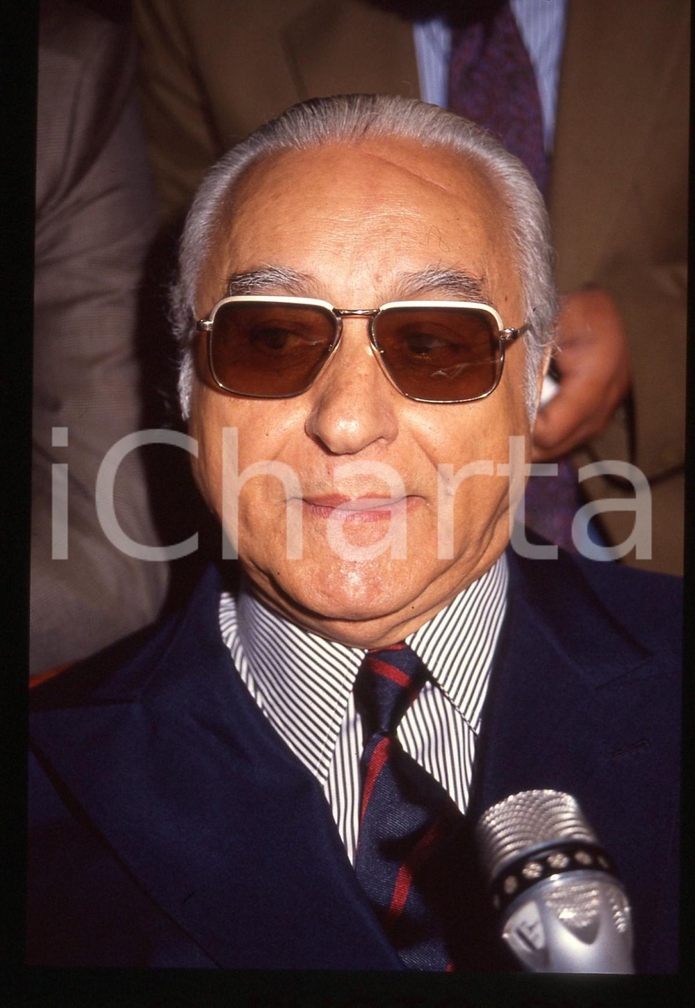 35mm vintage slide* 1992 MILANO Umberto ORTOLANI Processo BANCO AMBROSIANO (25)  Diapositiva d'epoca, in formato 35 mm.Nella diapositiva compare il finanziere Umberto Ortolani, in occasione di una seduta del processo per il crack del Banco Ambrosiano, tenutasi presso il Tribunale di Milano nell'aprile 1992.CONDIZIONI: GOODTutti i diritti riservati.E' severamente vietata la riproduzione. ICharta mette in vendita, sul negozio eBay e in esclusiva sul sito "icharta" il proprio archivio composto da numerose diapositive e negativi fotografici d'epoca, tutti originali e autentici, che attraversano la storia del costume italiano tra gli la fine degli anni Sessanta e Novanta.Si tratta di uno sguardo inedito sull'attualit&agrave;, la politica, la vita quotidiana, il gossip e la cultura, che fotografa il cambiamento della nazione in quest'ultimo scorcio del XX secolo. Un'occasione unica per il mercato del collezionismo, che vede finalmente disponibile un archivio eccezionale per vastit&agrave;, tematiche e condizioni, in un settore (il negativo fotografico e la diapositiva) di assoluta novit&agrave; e dalle interessanti prospettive di investimento. GOOD/buono   originale e autentica 1