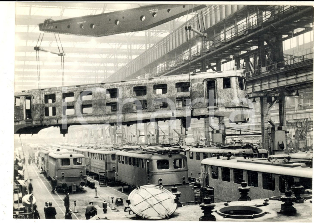 Fotografia d epoca originale 1970 ESSEN Officine KRUPP La catena di montaggio delle locomotrici Foto 18x13 1