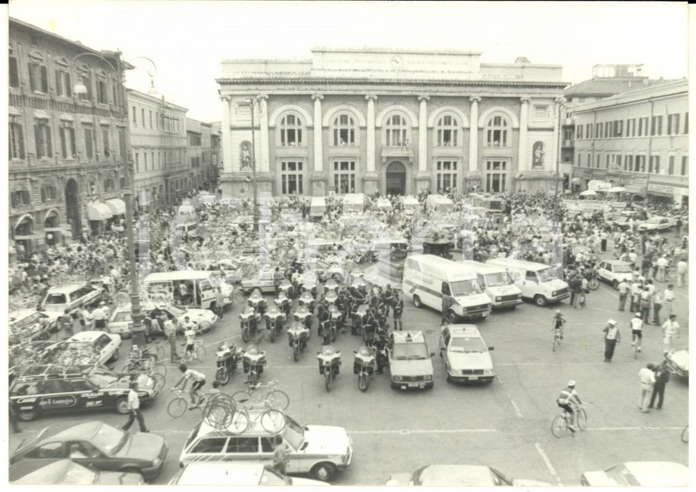 Fotografia d epoca originale 1986 PESARO CICLISMO 69Â° GIRO D ITALIA Ciclisti in piazza del Popolo Fotografia 1