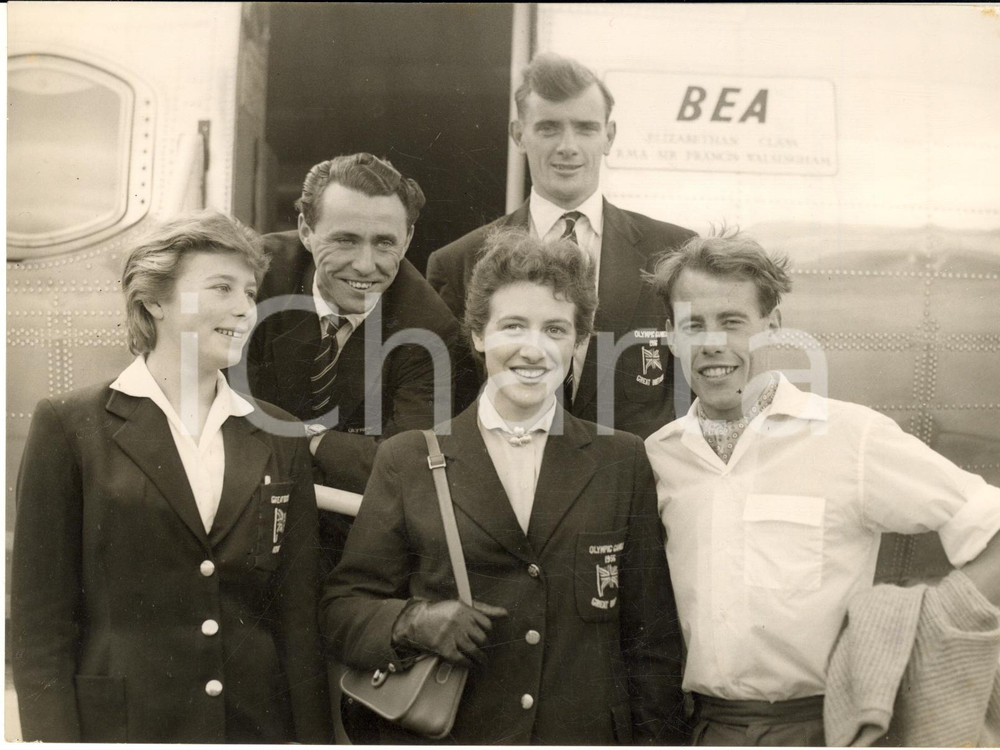 1957 LONDON Airport - British athletic team leaving for Warsaw *Photo 20x15