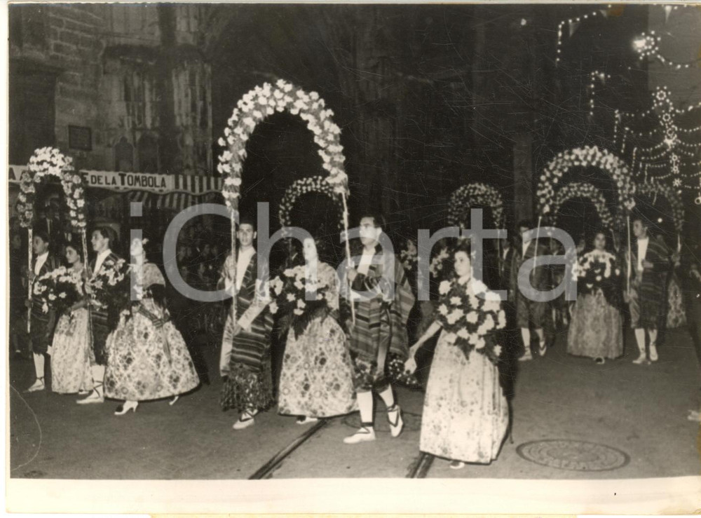1955 ca VALENCIA (ESPANA) Festa LAS FALLAS - Giovani portano fiori alla Vergine
