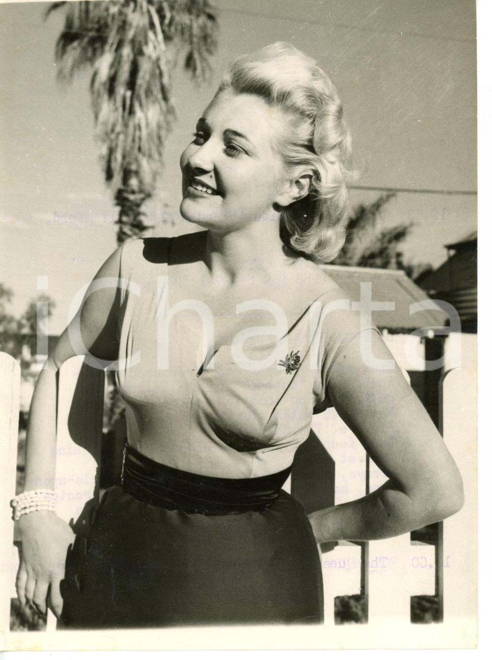 1956 CINEMA Actress Glenys WOOD portrait *Photo 15x20 cm Fotografia d'epoca, con didascalia coeva al verso.CONDIZIONI: FAIR (tracce di inchiostro; piccola piegatura al margine sinistro)FORMATO: 15x20 cm    originale e autentica 1